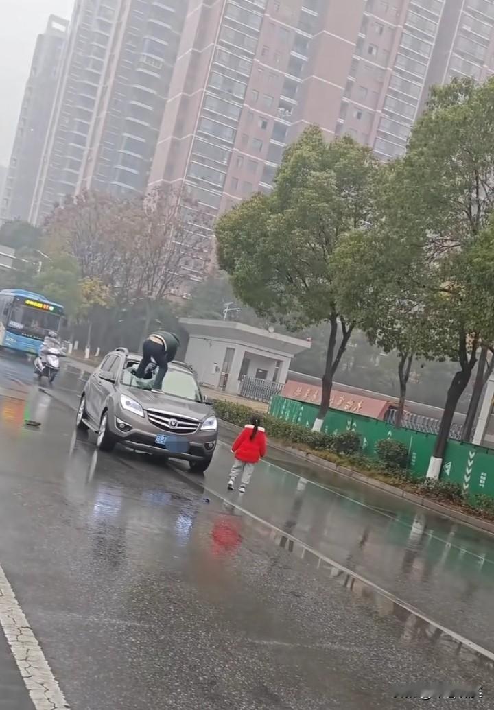 红衣小女孩父亲砸车后续，真实的情况并不是车溅水到父女二人身上了，而是一场家庭纠纷