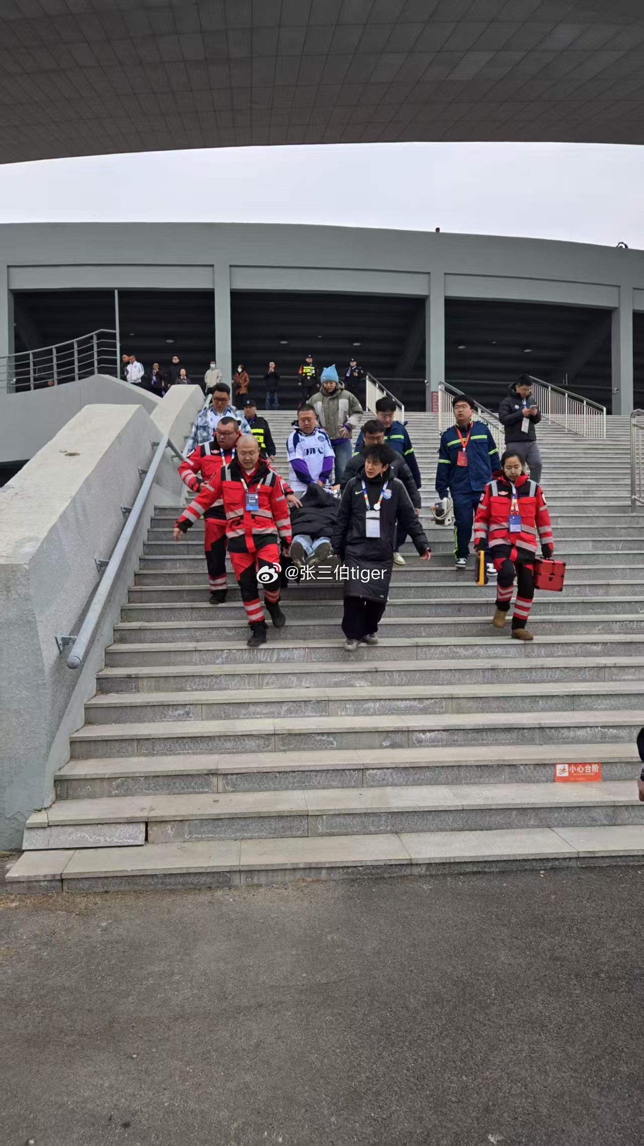 苏老师昨天发来两张照片，加上之前群友发的照片，和苏老师讲述看台上的情况，差不多记