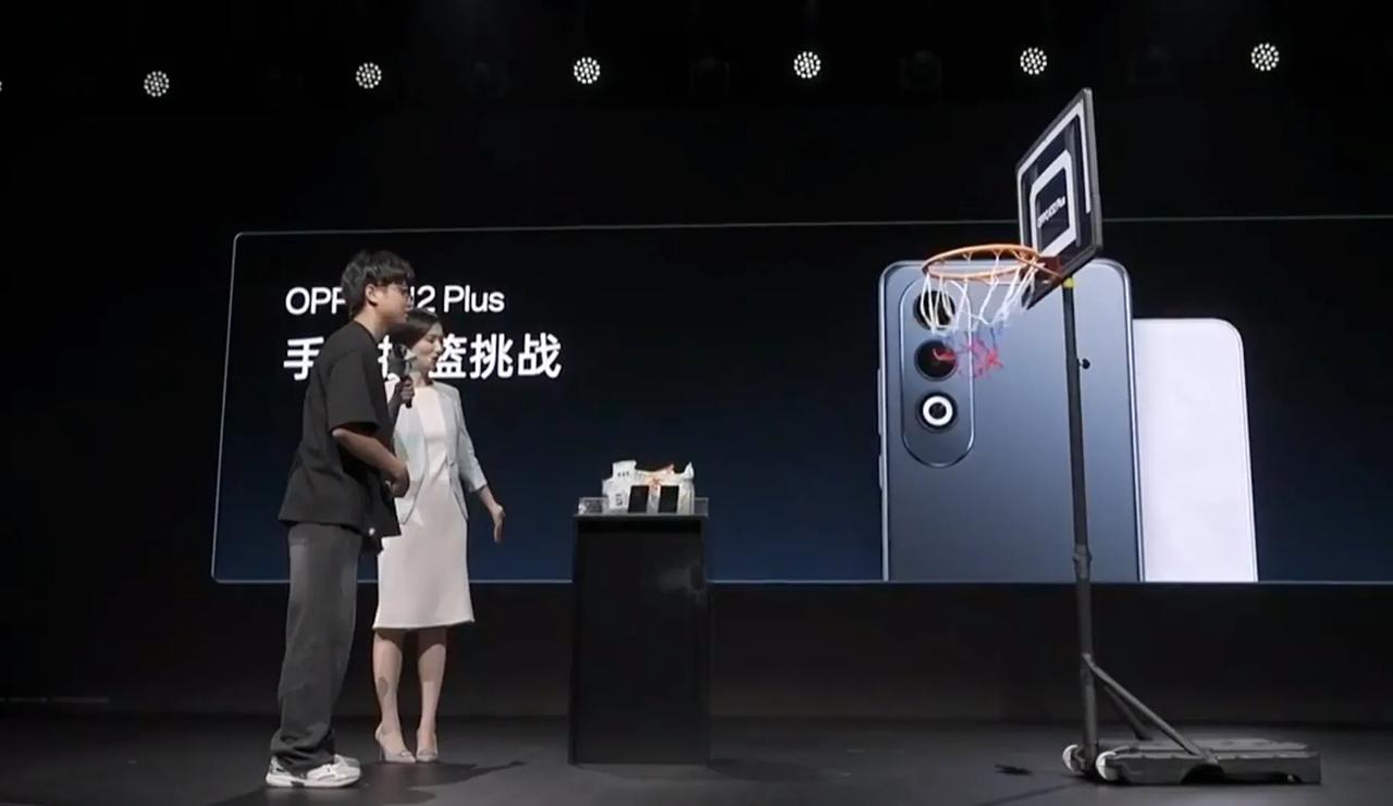 OPPO K12 Plus发布会
「雪峰白」和「玄武黑」两款配色，8.37mm厚