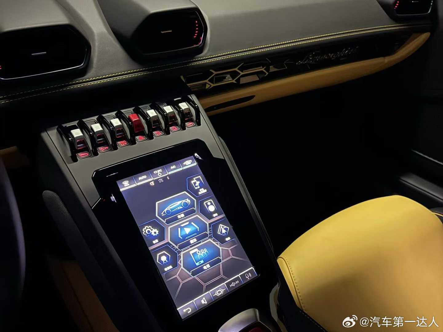 Huracan Evo RWD 黄外/黑黄 23年10月上牌 1261公里 ​​