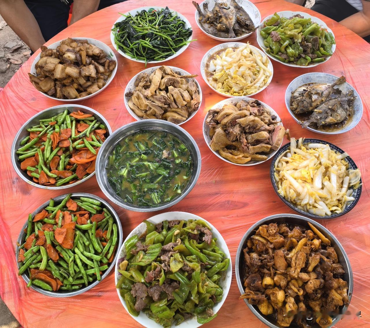 还是地道的海南农家饭菜好吃
这一桌农家菜太好吃啦
能够勾起人的食欲
在海南农村