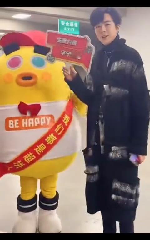 感受一下刘宇宁哥哥的大长腿。
牵手手，蜜汁合影。这腿长，没有对比就没有伤害。慢镜