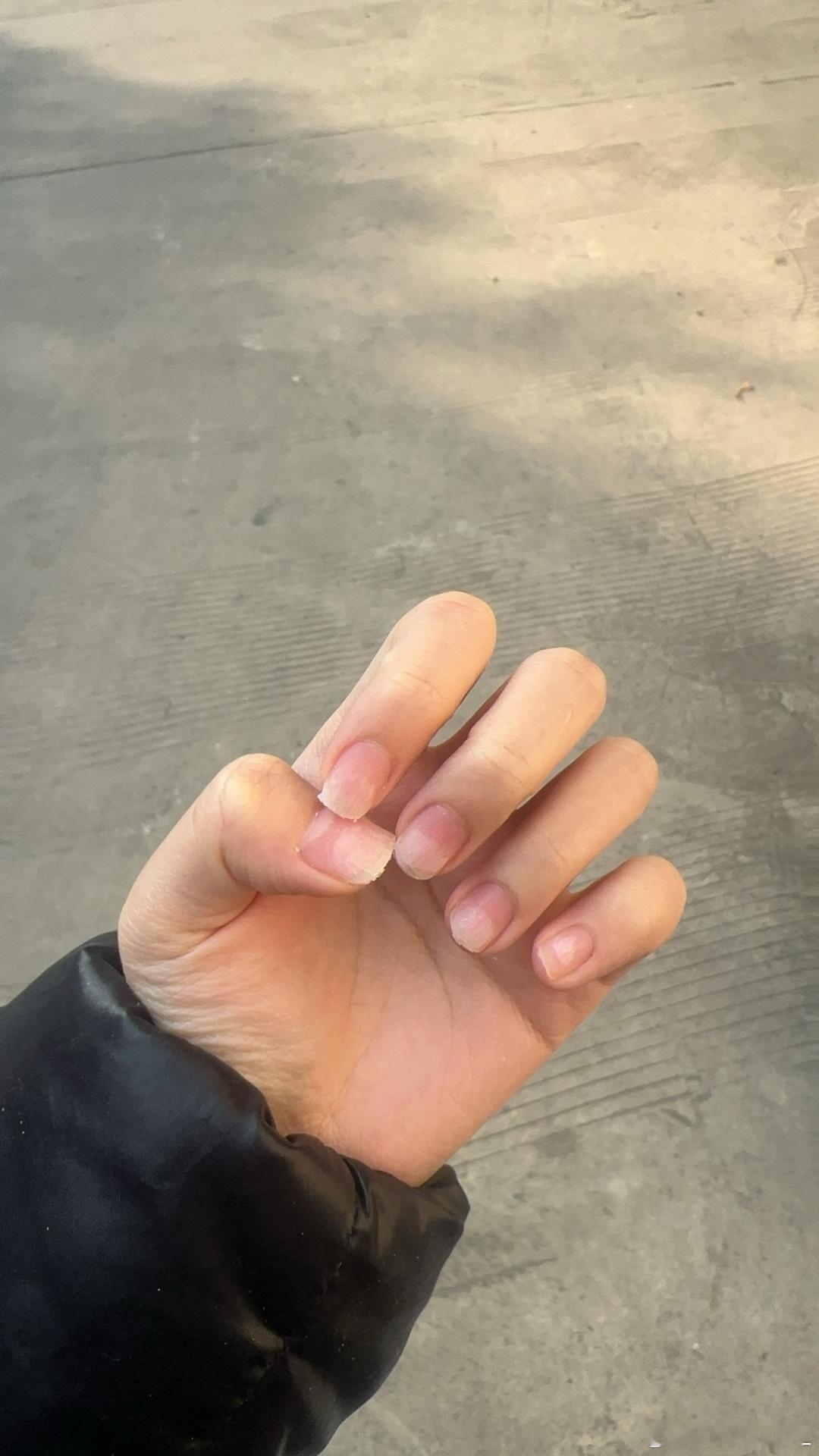 学校里找的美甲店给我卸的指甲。。。。没事多练习下技术吧 一碰就要脆气死我了 