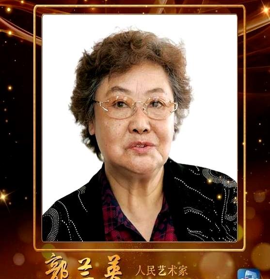 97岁！
谁能想到，那个唱着“一条大河波浪宽”的硬核老奶奶，竟然真的跟我们挥手说