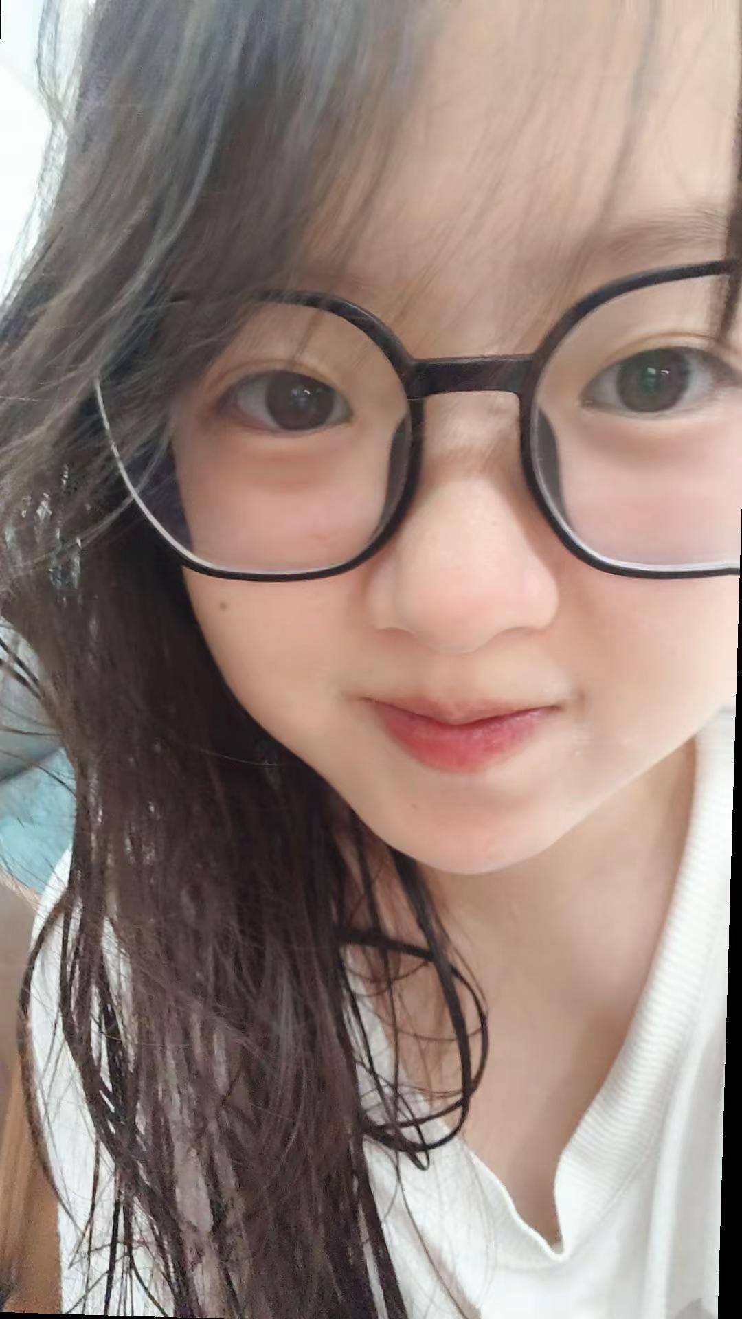 我是一个眼镜妹 圆框眼镜少女