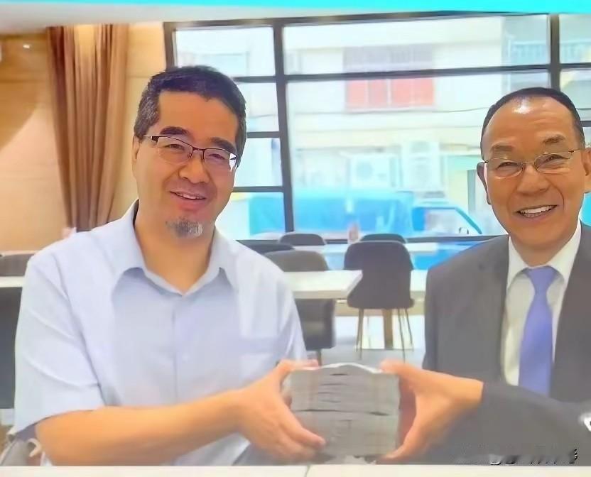 萧是否干净，
这个我们都不清楚；
可以肯定的是，
这笔钱不会有任何问题
——否则