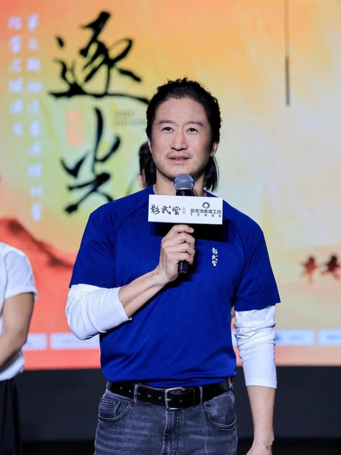 小孩哥把吴京当马喂电影《镖人》吴京的造型好带感，络腮胡的大硬汉，这部电影藏着吴京