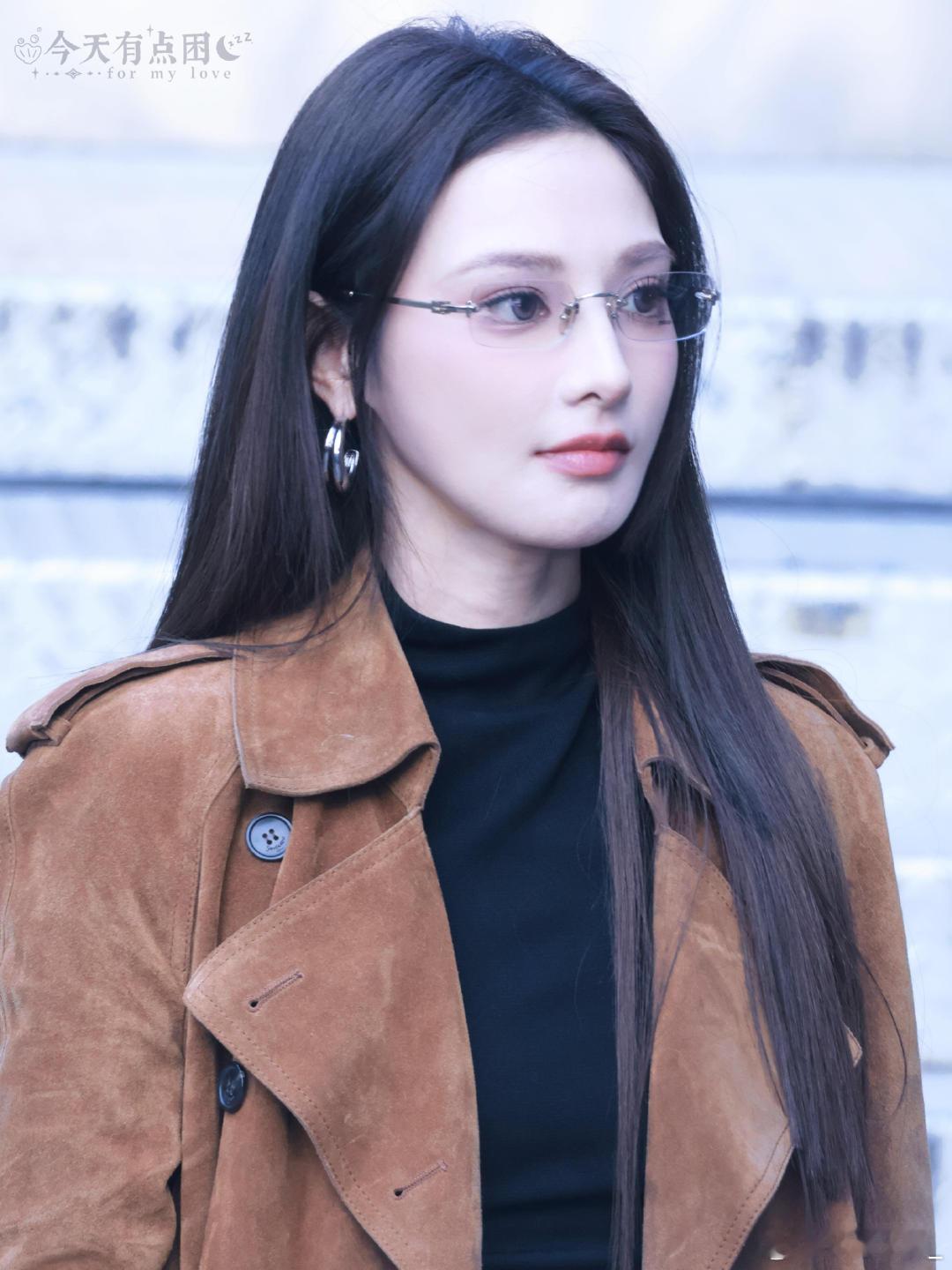 彭小苒完全是主人级别每一件单品都精准踩在“气场点”上，加上她那忽远忽近的致命吸引