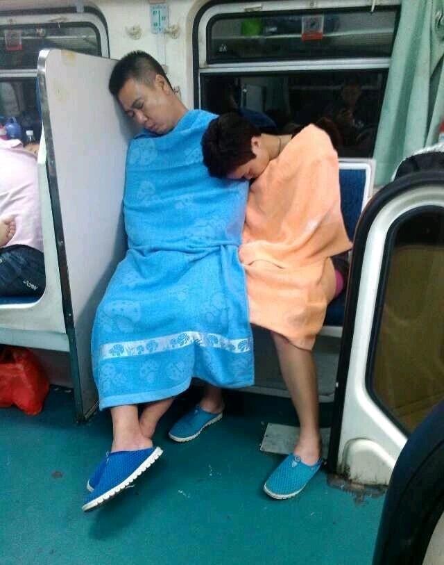 不忘来时路，以后皆坦途！你带几张报纸，钻到座位下面睡吗？打工仔绿皮火车坐多了，长