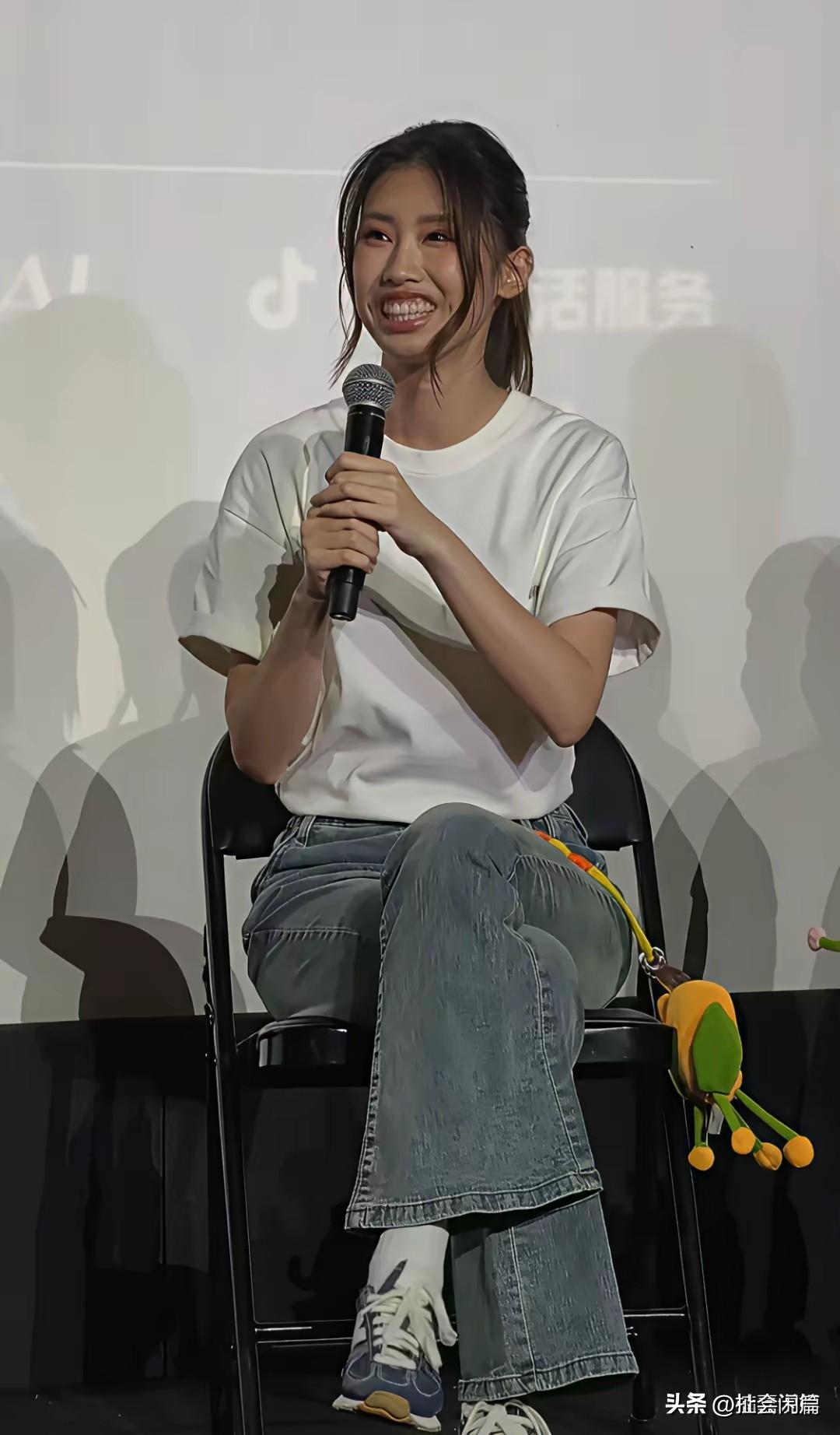 冯小刚这个女儿还真的是自信跟着父母一起参加所有的影视活动红毯，还时不时的发言，比