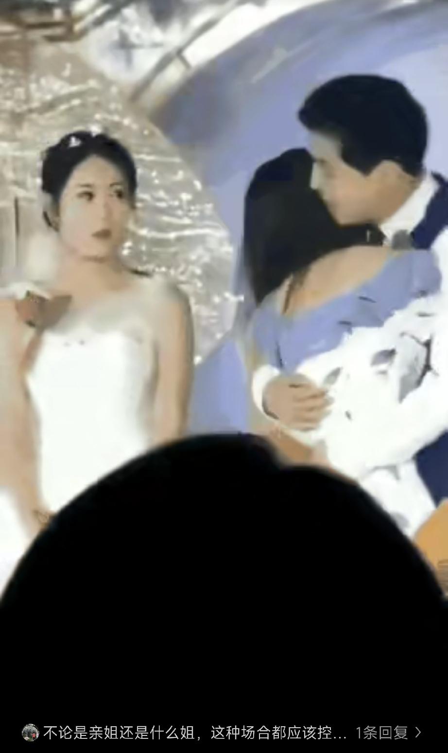 结婚典礼上，一女子突然快步走向新郎，对着新郎又亲又抱的，一副依依不舍的样子。而站