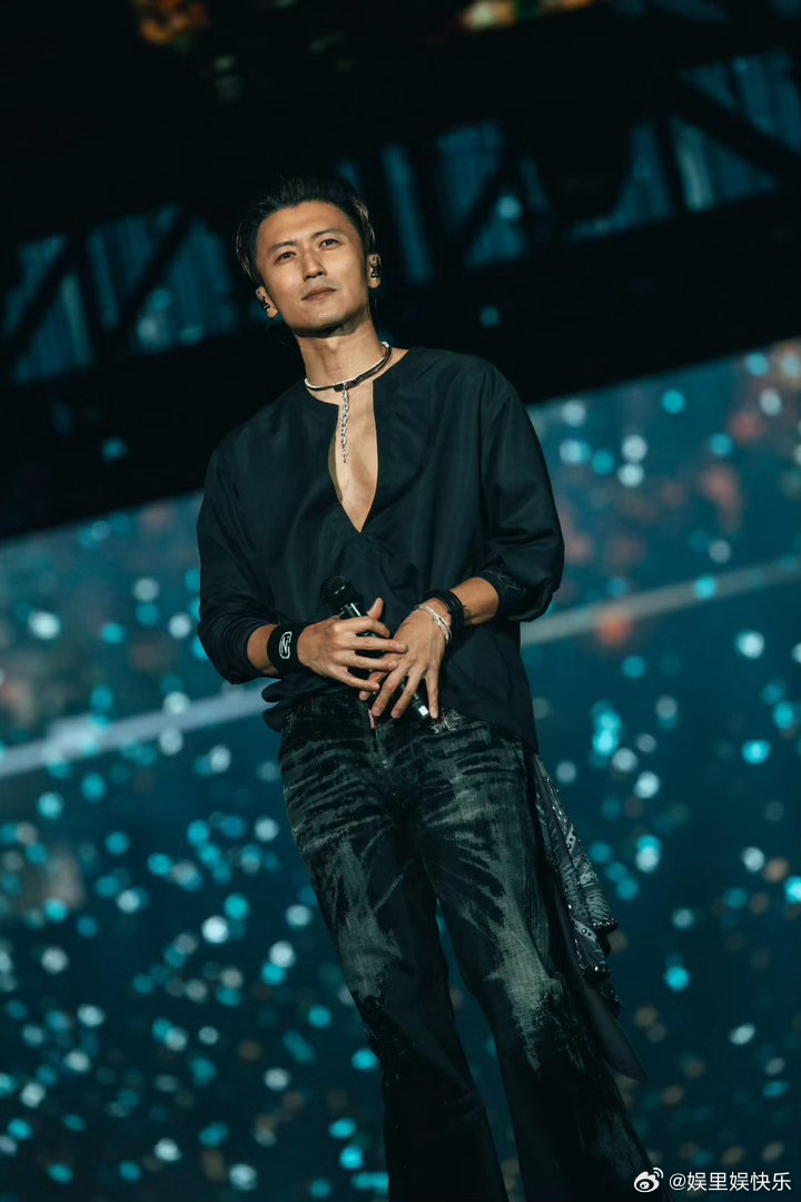 工作人员也没放过谢霆锋 舞台欢乐值爆表！谢霆锋西安演唱会被工作人员花式喷水突袭，