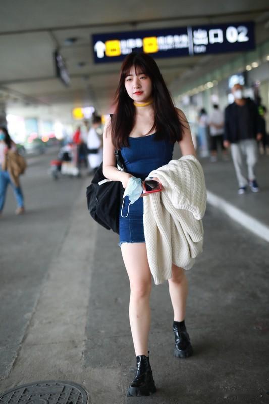 感觉后天做出来的还可以，起码可以称得上美女，不然王思聪也不可能看上她，不过王思聪