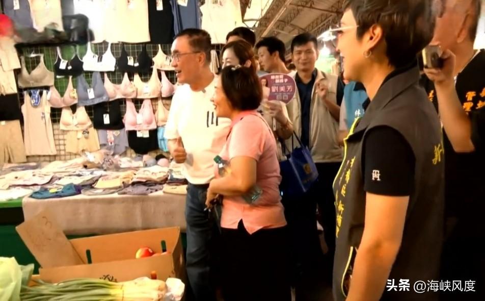 这才叫真正的拜票，没有前呼后拥，没有堵塞通路，没有摇旗呐喊。李四川今天到板桥新埔