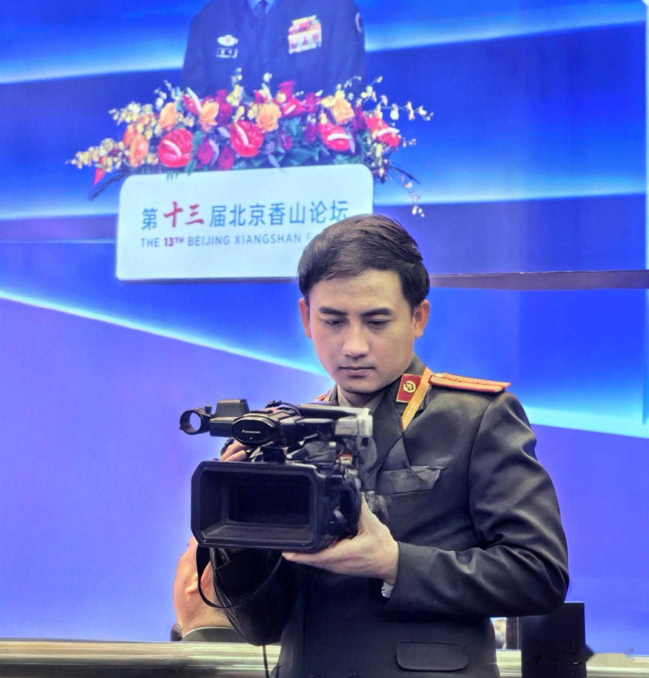 第十三届北京香山论坛上聚精会神工作的外军记者小哥。