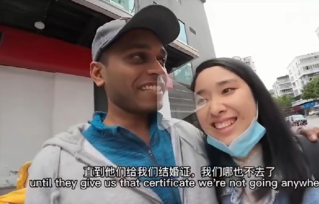 浙江姑娘与印度男友领证中途崩溃想分手，印度男友死磕不肯走，背后原因太现实。

俩