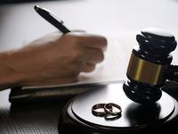 辽宁大连，妻子突然闹离婚，男子这才知道妻子竟然早就和好兄弟搞在了一起，男子不愿意