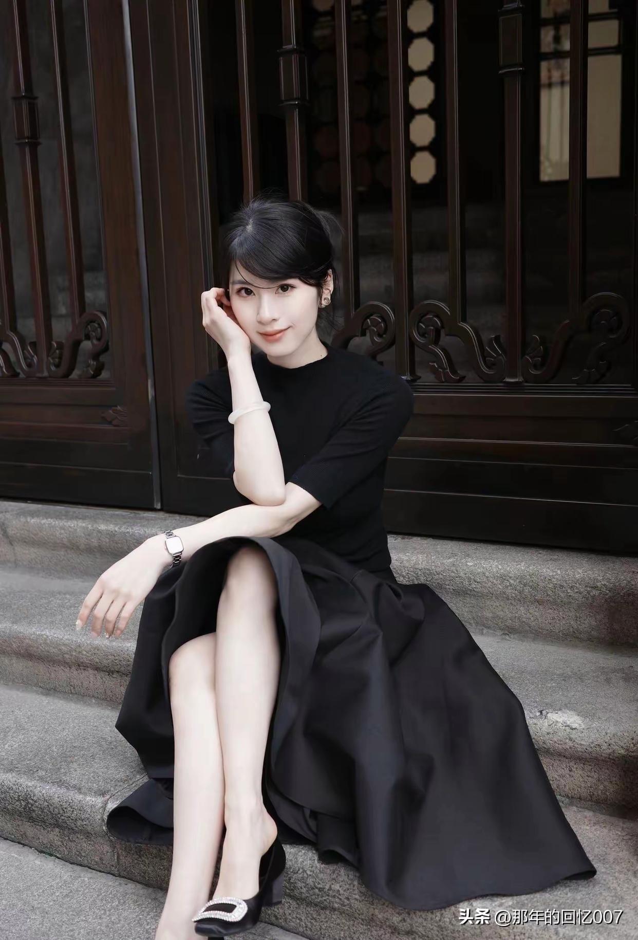 想象一下，一位身着优雅黑裙的女子，静静坐在古宅之中，那画面真的太有氛围感了。就像