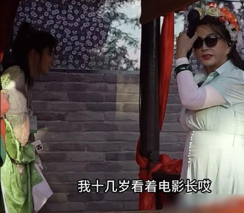 61岁的王婆一句从小看你电影长大，不是尊敬，是递刀子。70多岁的刘晓庆当场黑脸，