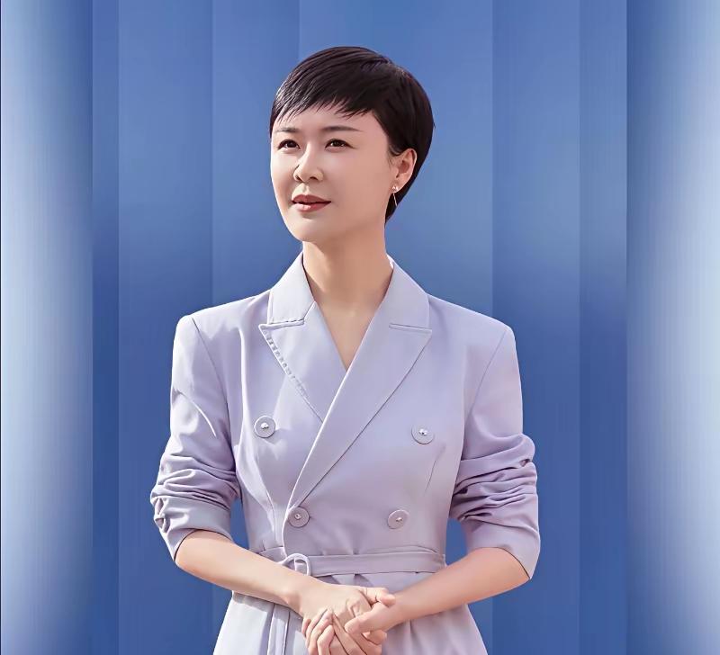 终于明白贺娇龙为什么工作这么拼命，查了一下她的背景。首先发现了一个重大细节，她的