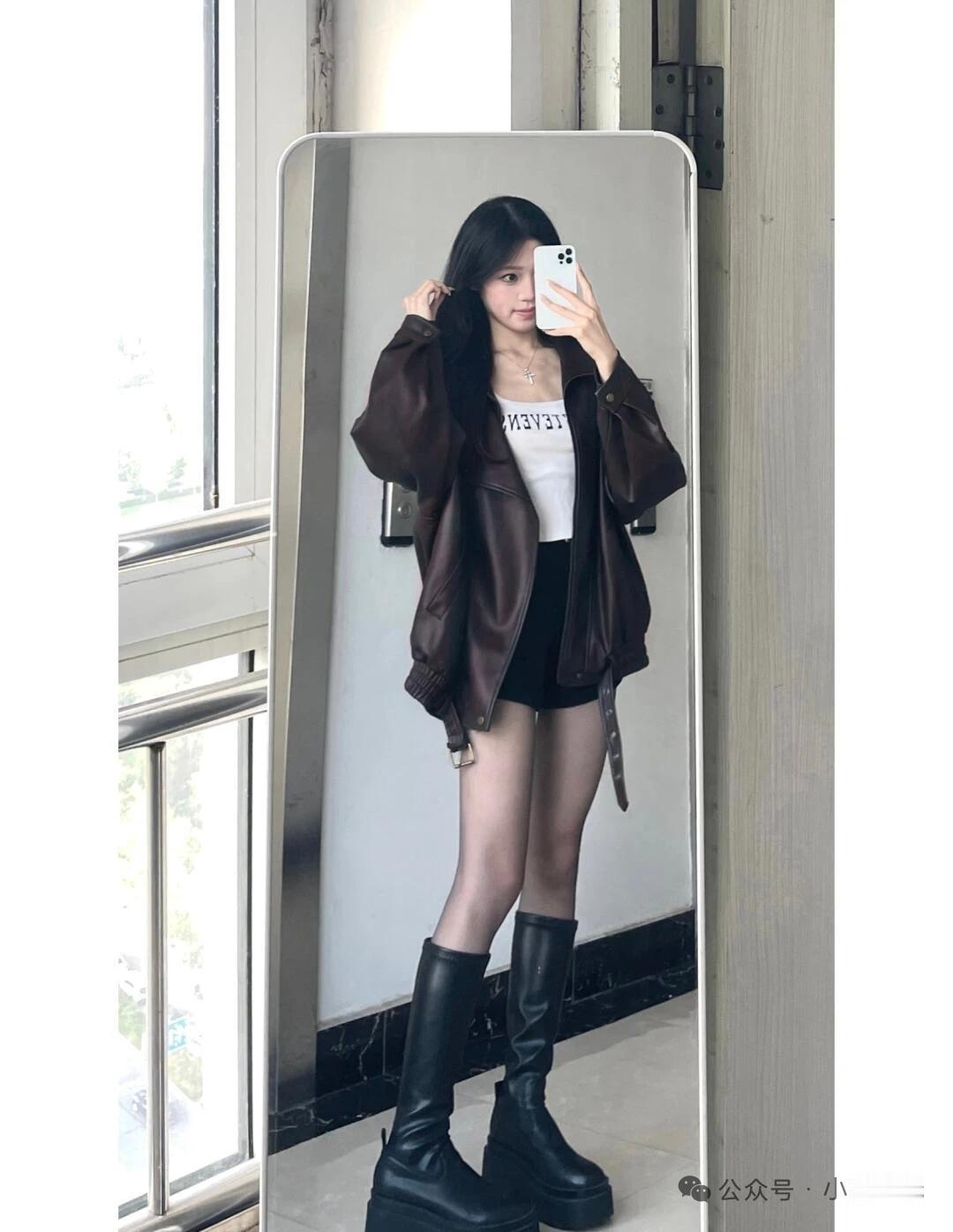 皮质外套+短裙，搭配黑色靴子，简约又帅气！👗👢