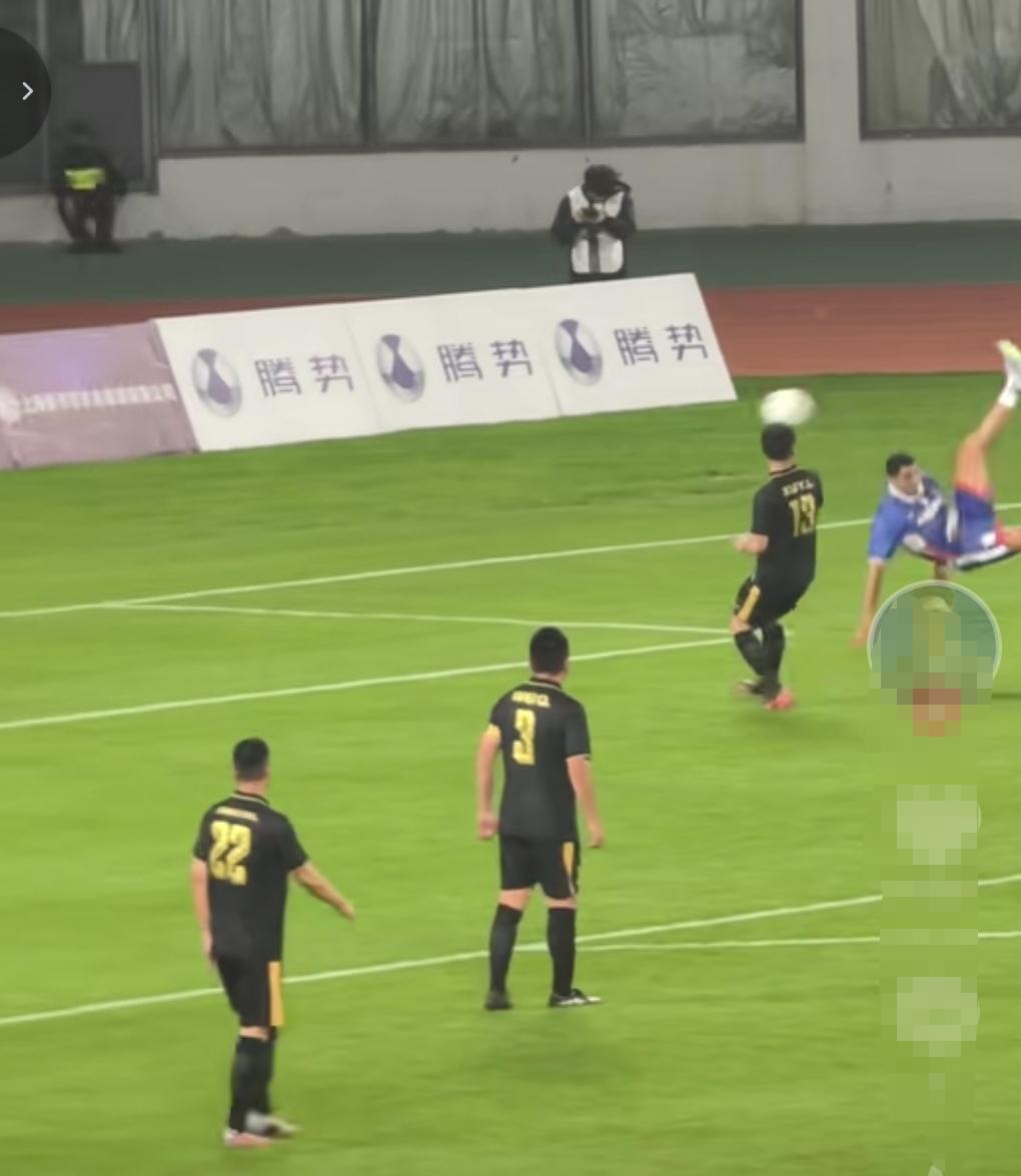 莫雷诺倒钩射门太精彩了！期待武磊也有这样精彩进球！尽管莫雷诺已经退役了！但功底还