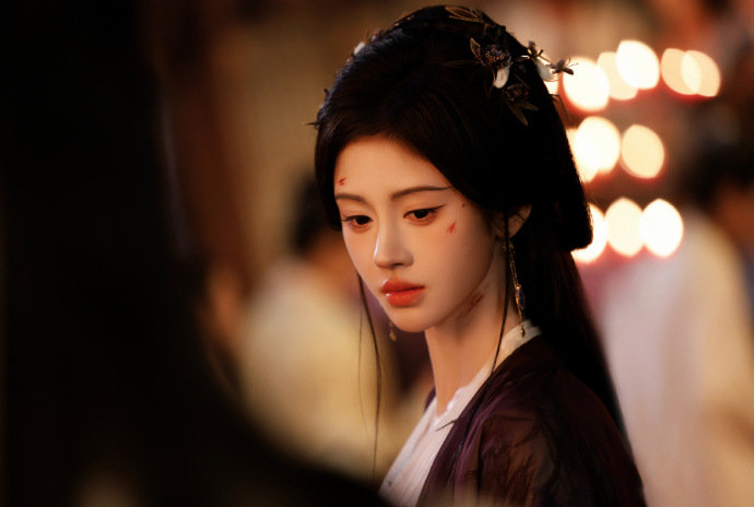 谁能拒绝捧着花的露芜衣 鞠婧祎战损版漂亮露芜衣 谁能拒绝捧着花的露芜衣，鞠婧祎战