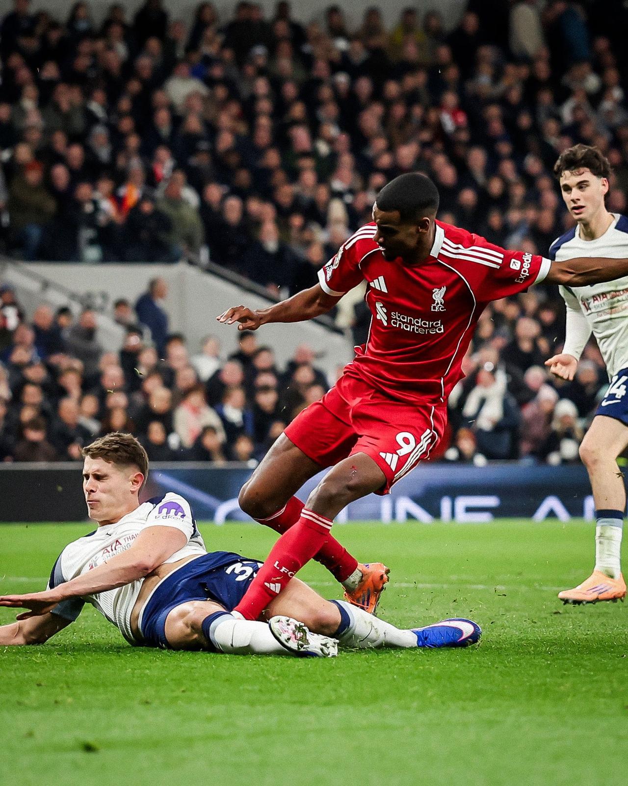 【范德芬向伊萨克道歉】范德芬向天空体育透露：“我给伊萨克发了短信，因为我不想伤害