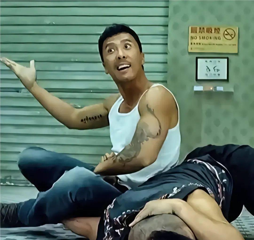 起课盘问某人心性如何，是否值得托付。音响里飘出来蔡依林《我呸》的激烈节奏。笑。[