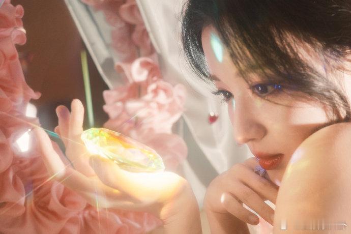 明月录锦衣卫给王楚然跳舞庆生锦衣卫跳男团舞这个操作绝了！《明月录》剧组庆生仪式感