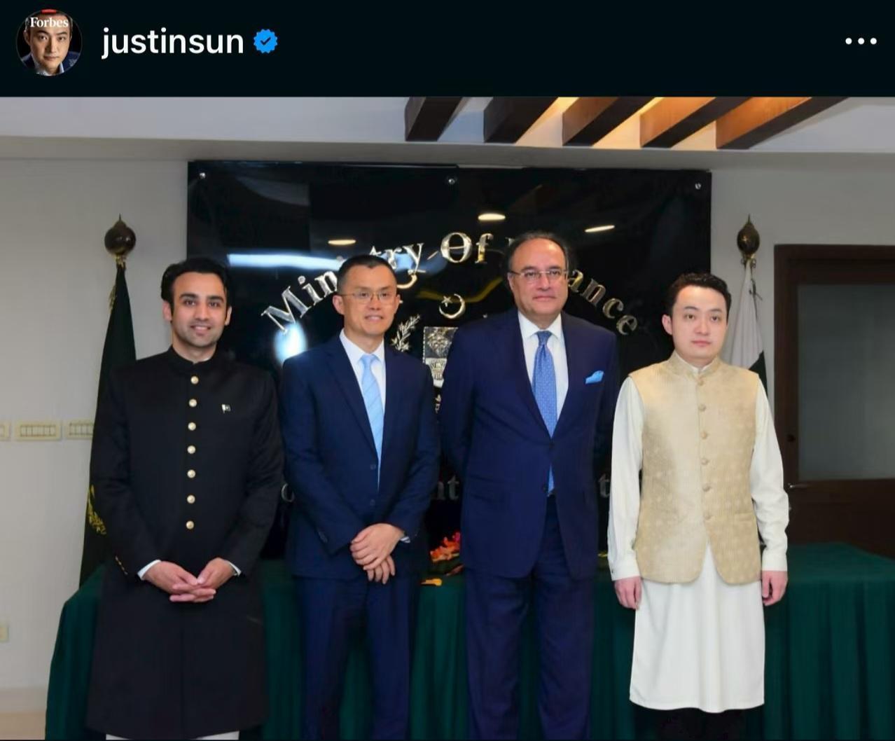 亿万富豪孙宇晨孙哥来到巴基斯坦[强]
​“赚不到钱，并不是没钱可赚，而是你不在赚