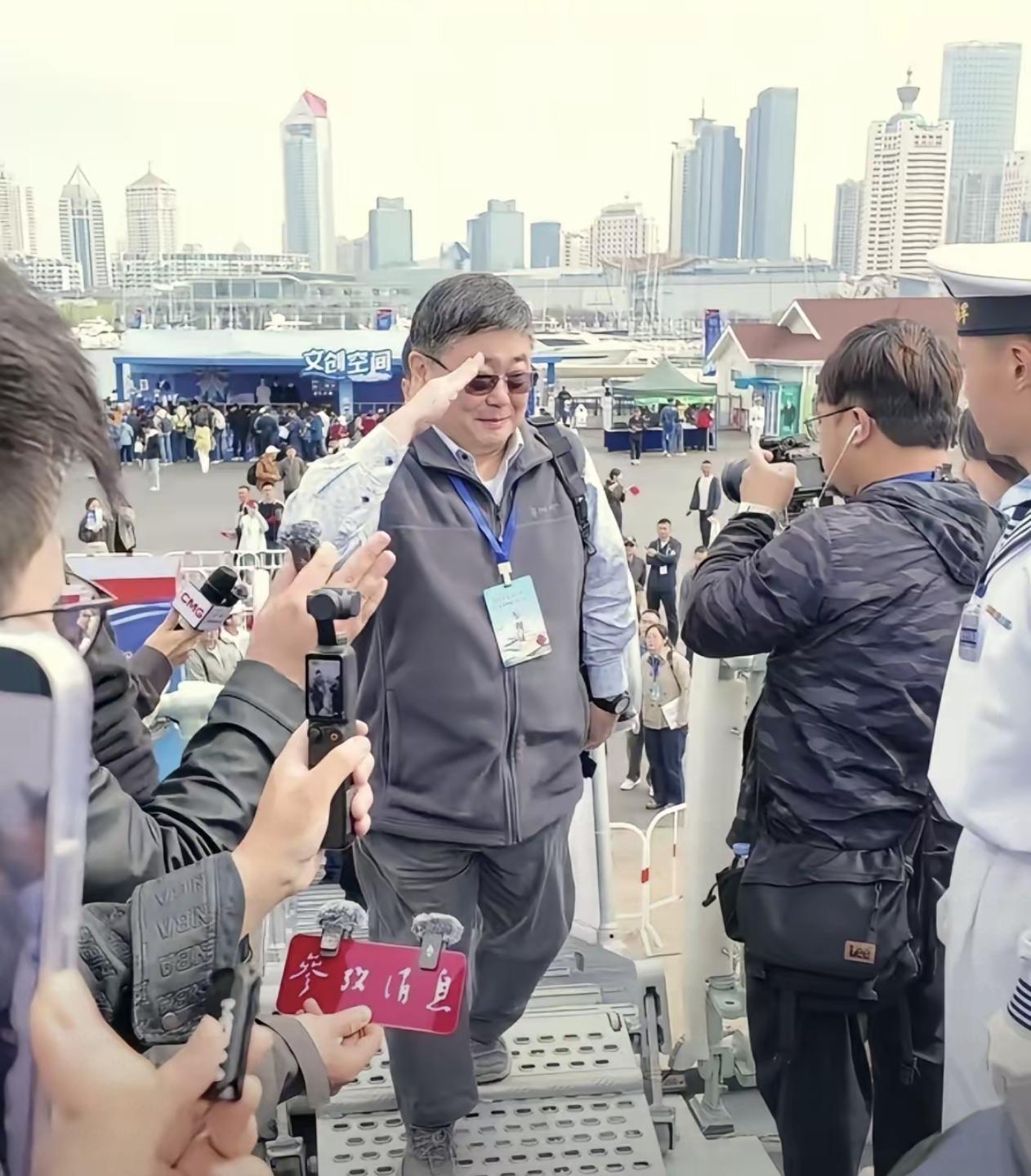 中国人民解放军海军成立77周年纪念日。小舰长吕诗礼先后登上了乌鲁木齐舰、潍坊舰参