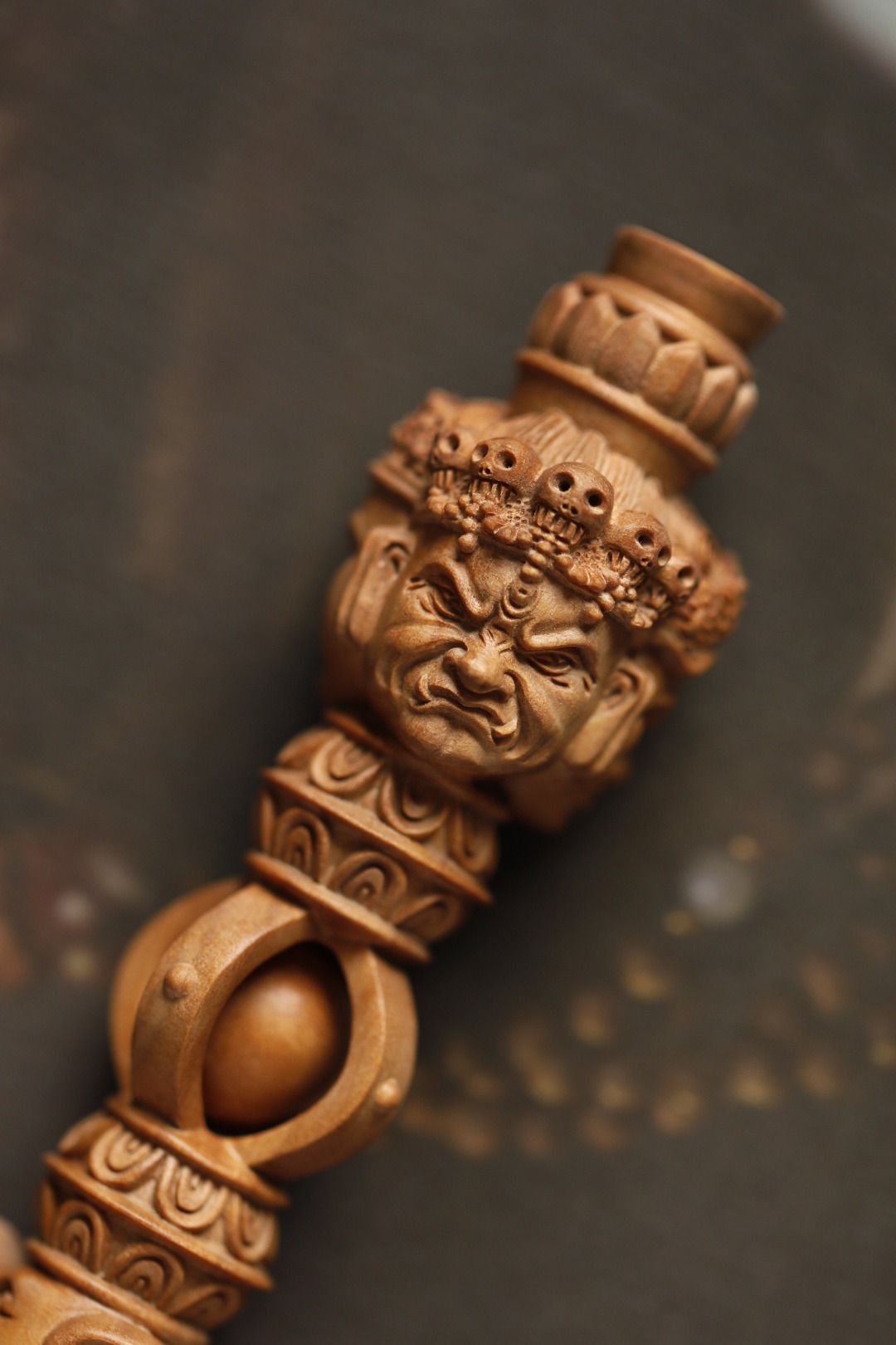 老山檀香 | 金刚杵择料细腻凝润，雕刻精湛，降魔杵在佛教密宗中，象征着所向无敌、