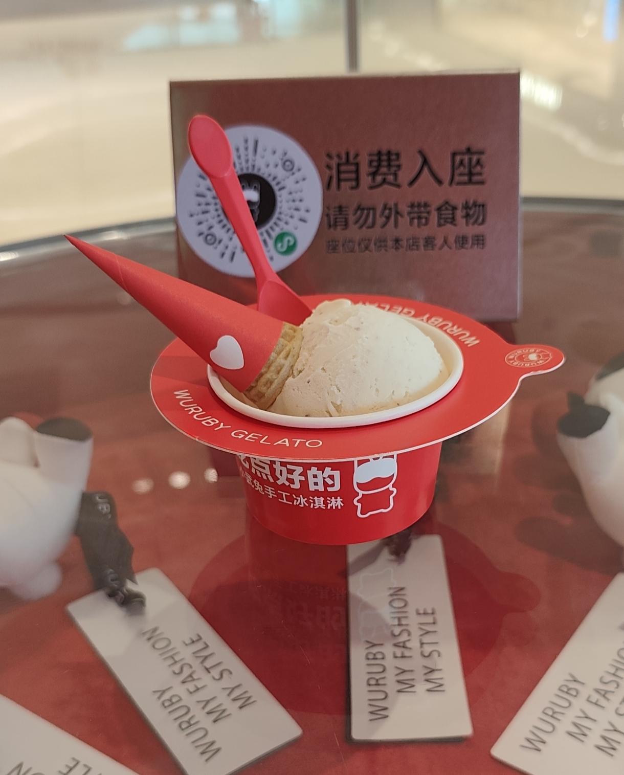 最近发生在香港麦当劳的事情，有两个去香港旅游的人，拖着行李箱进麦当劳占台休息，还