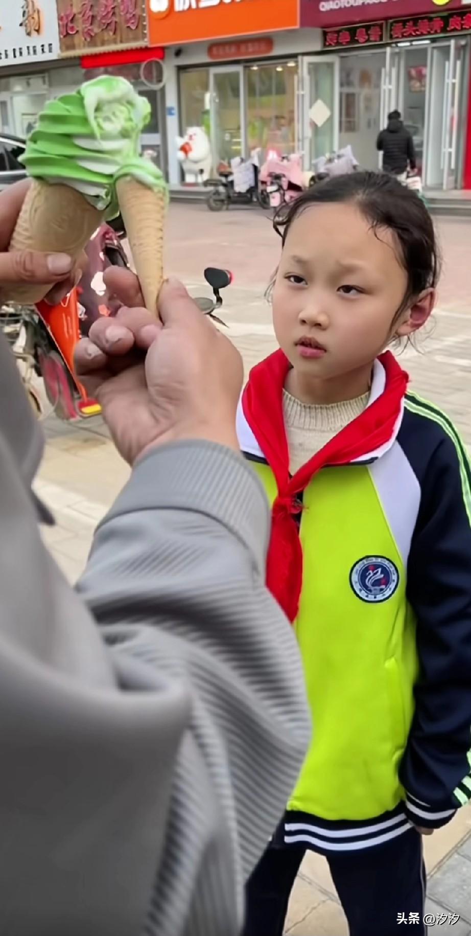 近日一个父亲给女孩吃蛋卷的视频火了，
父亲拿着一个大蛋卷，
然后给女儿拿了一个小