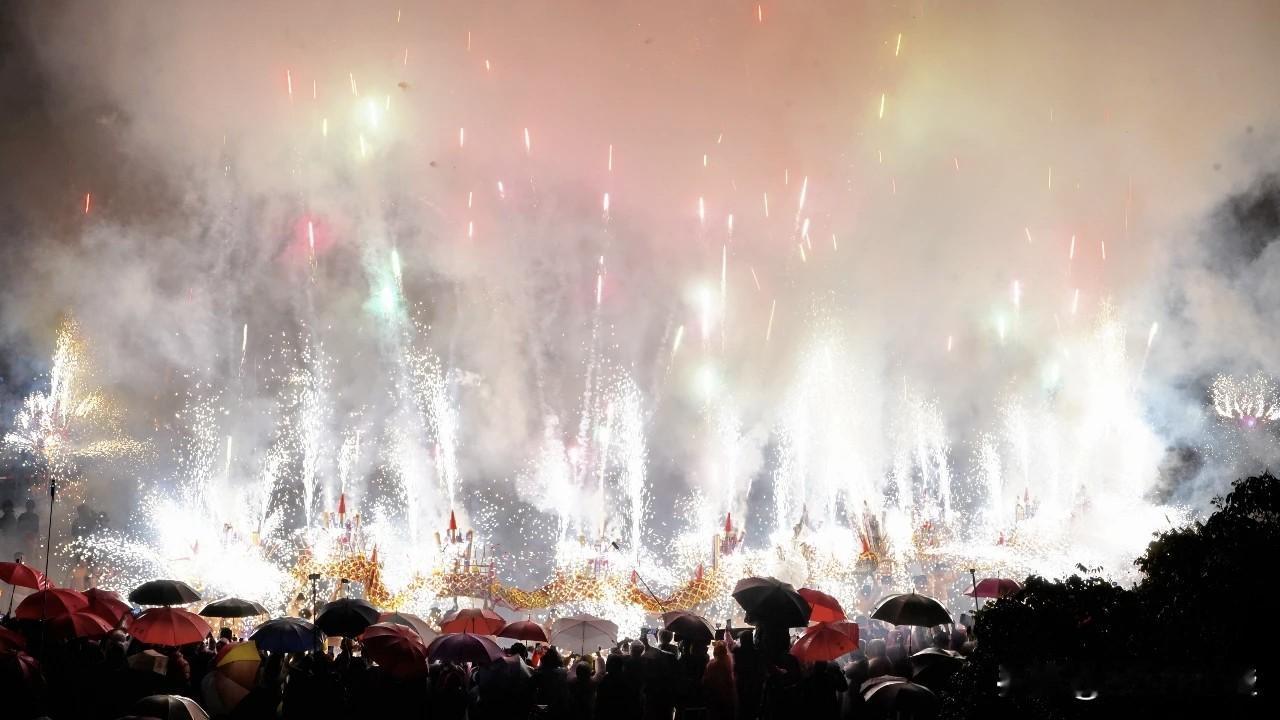 这火龙真是光芒四射，当地特色节目舞火龙现场火光冲天光彩夺目，太炫酷耀眼了！