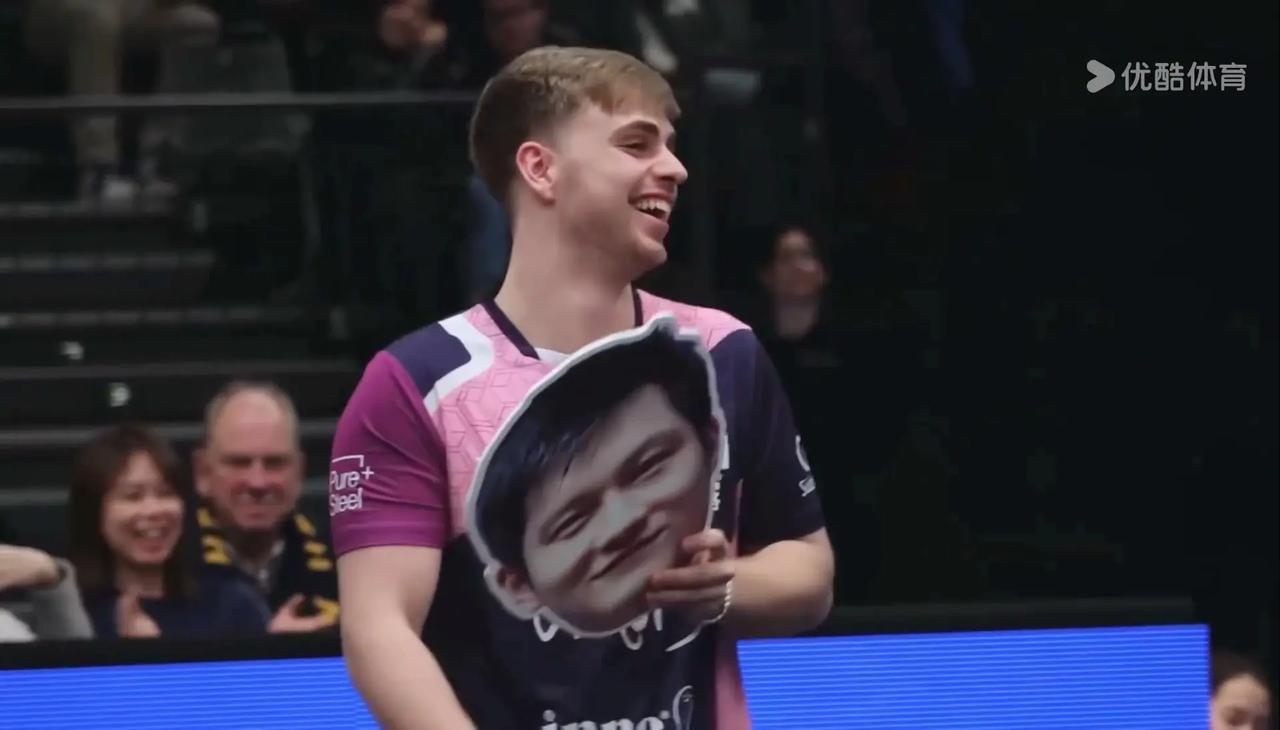 莫雷加德秀樊振东大头照