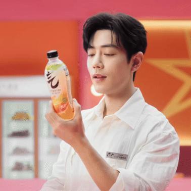 最喜欢的合体出现了！ 肖战和熊猫小元气一起搞事情开了家「元气森林小元气调饮店」?