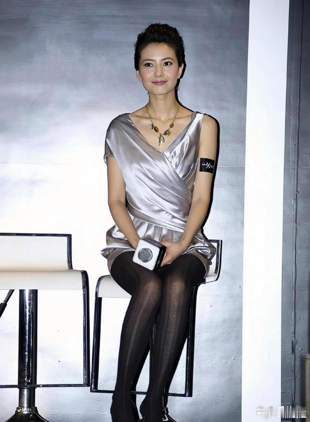 高圆圆那温婉灵动又温柔似水的模样，谁能不被深深打动呢？ 