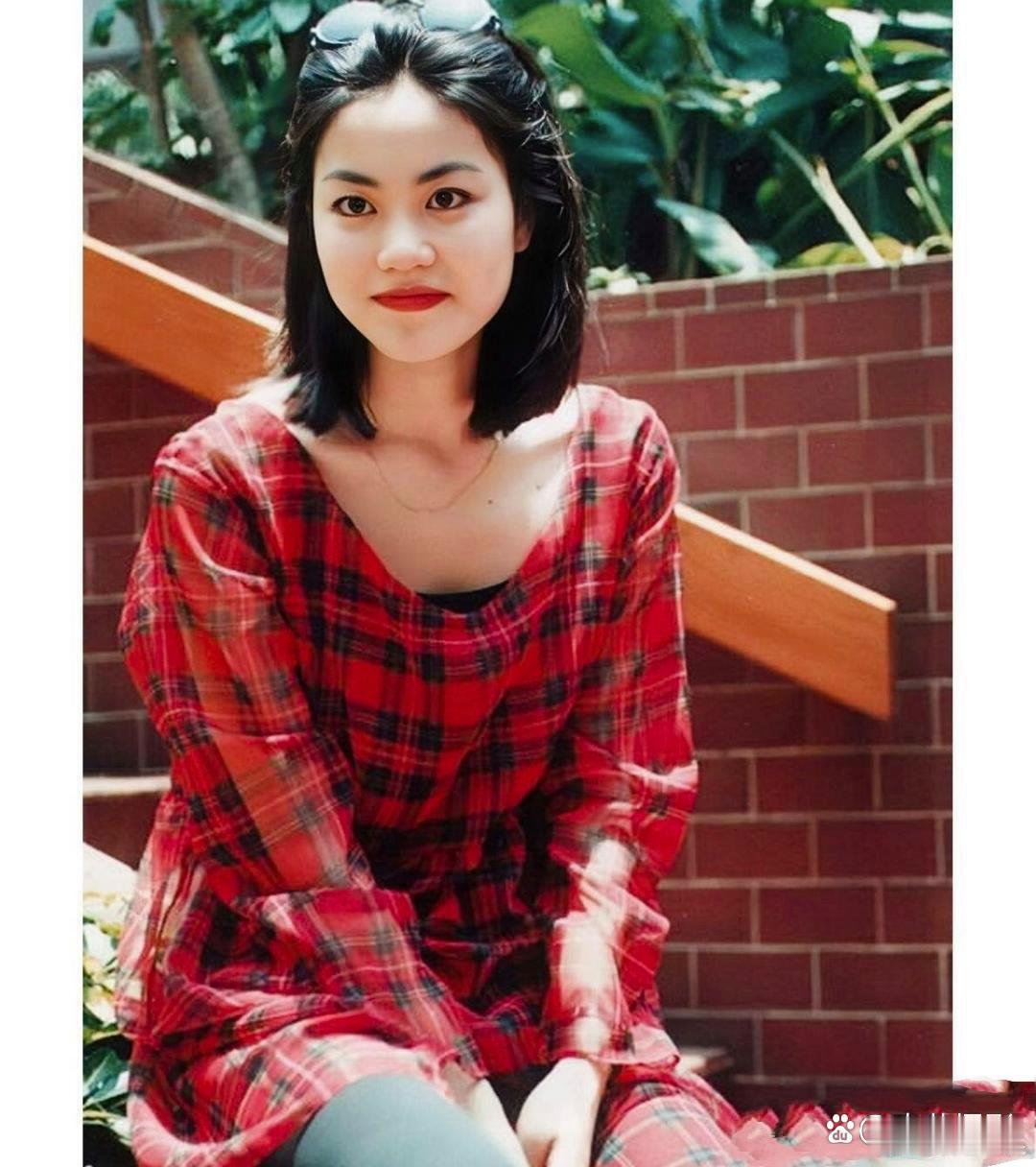 这张1991年的老照片留住了年少王菲的模样，彼时22岁的她短发干净飒爽，一身红格
