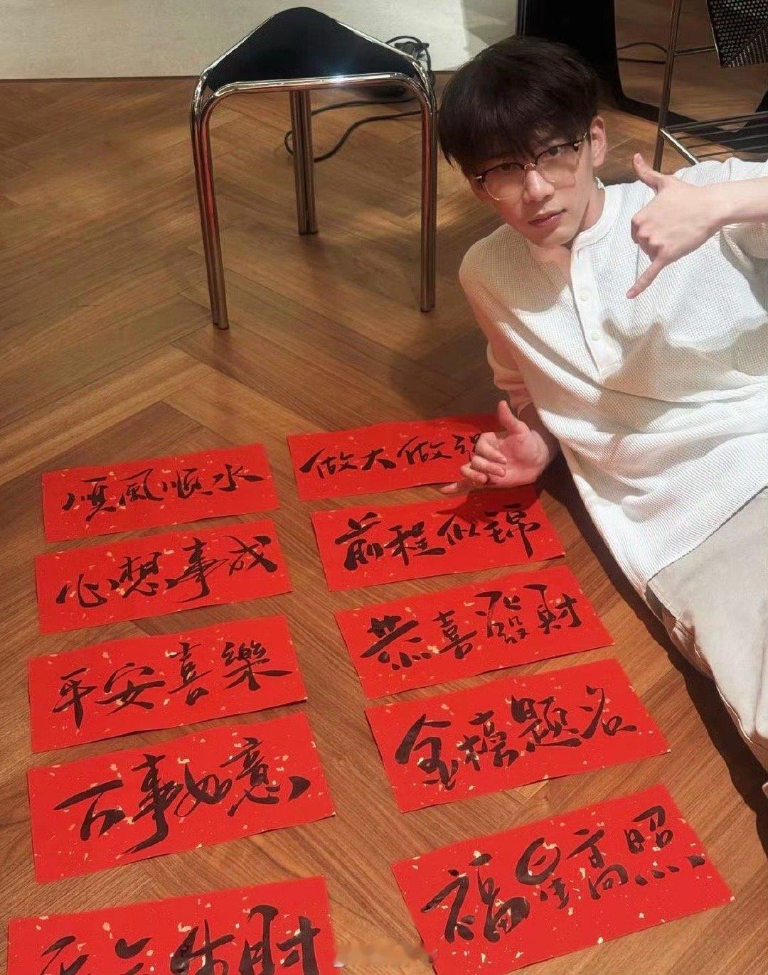 这居然是费启鸣写的 费启鸣的隐藏技能+1！看他气定神闲地写毛笔字，字迹舒展大方，