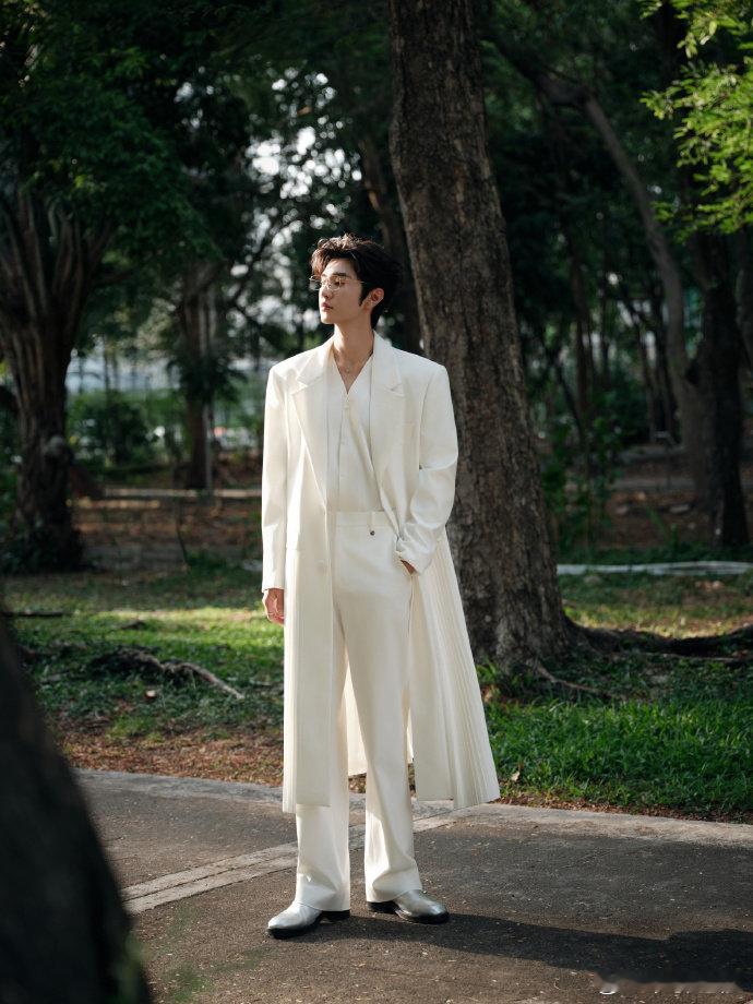 陈哲远素颜手势舞别人素颜是见光死，陈哲远素颜是见光帅。这流畅的下颌线，这满满的少