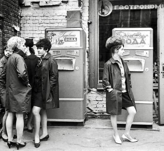 1950年代，苏联梁赞街头的汽水自动售卖机。 
