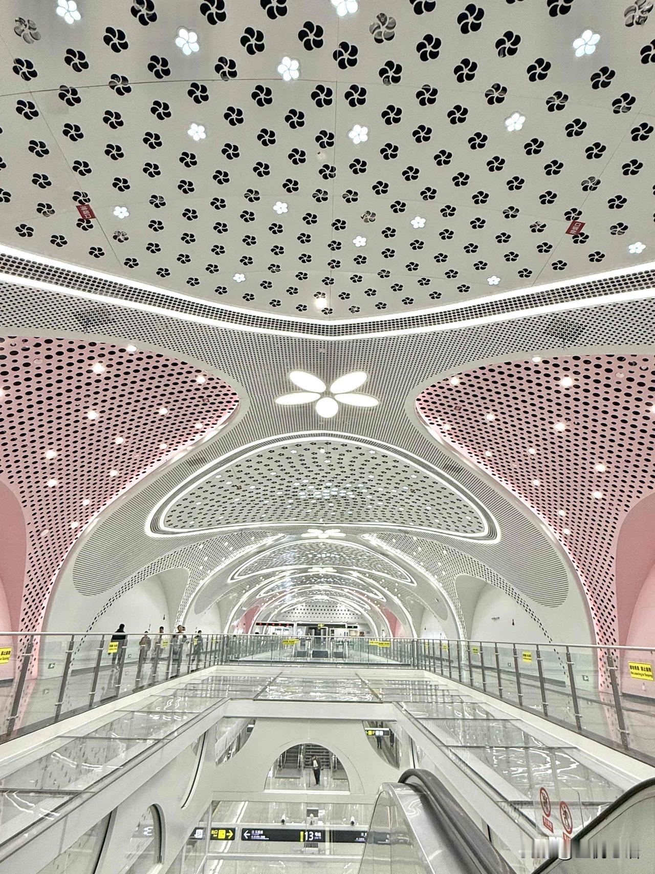 救命！成都地铁新线美到我失语
今天冲了成都地铁13号线试乘，
直接误入地下仙境！