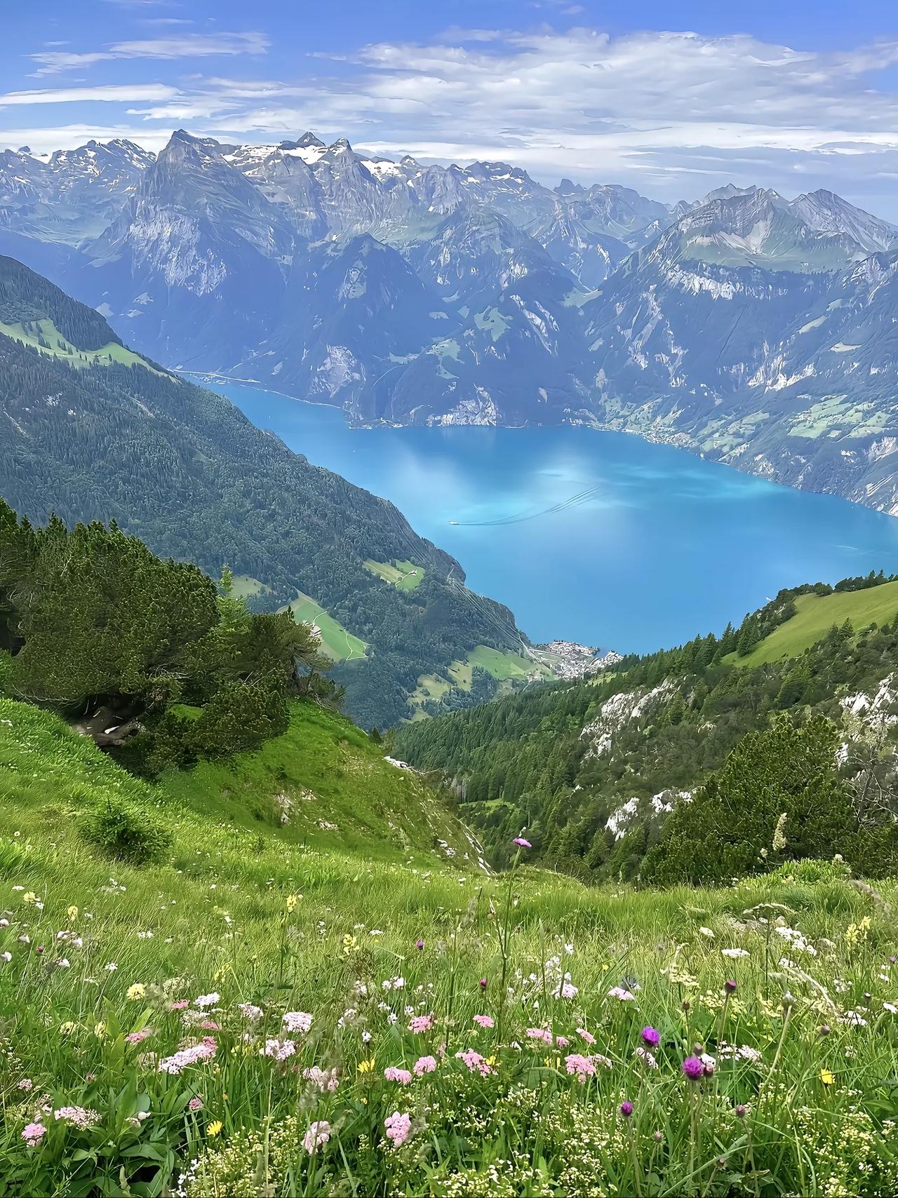 我朋友他们夫妻两个都是高中的特级教师，他们家的孩子上的是华东师范大学，他跟我说也