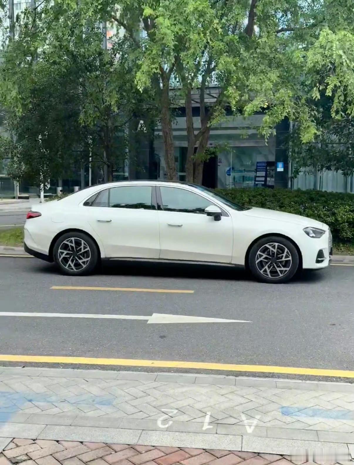 奔驰纯电C级实拍图，个人觉得真难看[允悲] ​​​