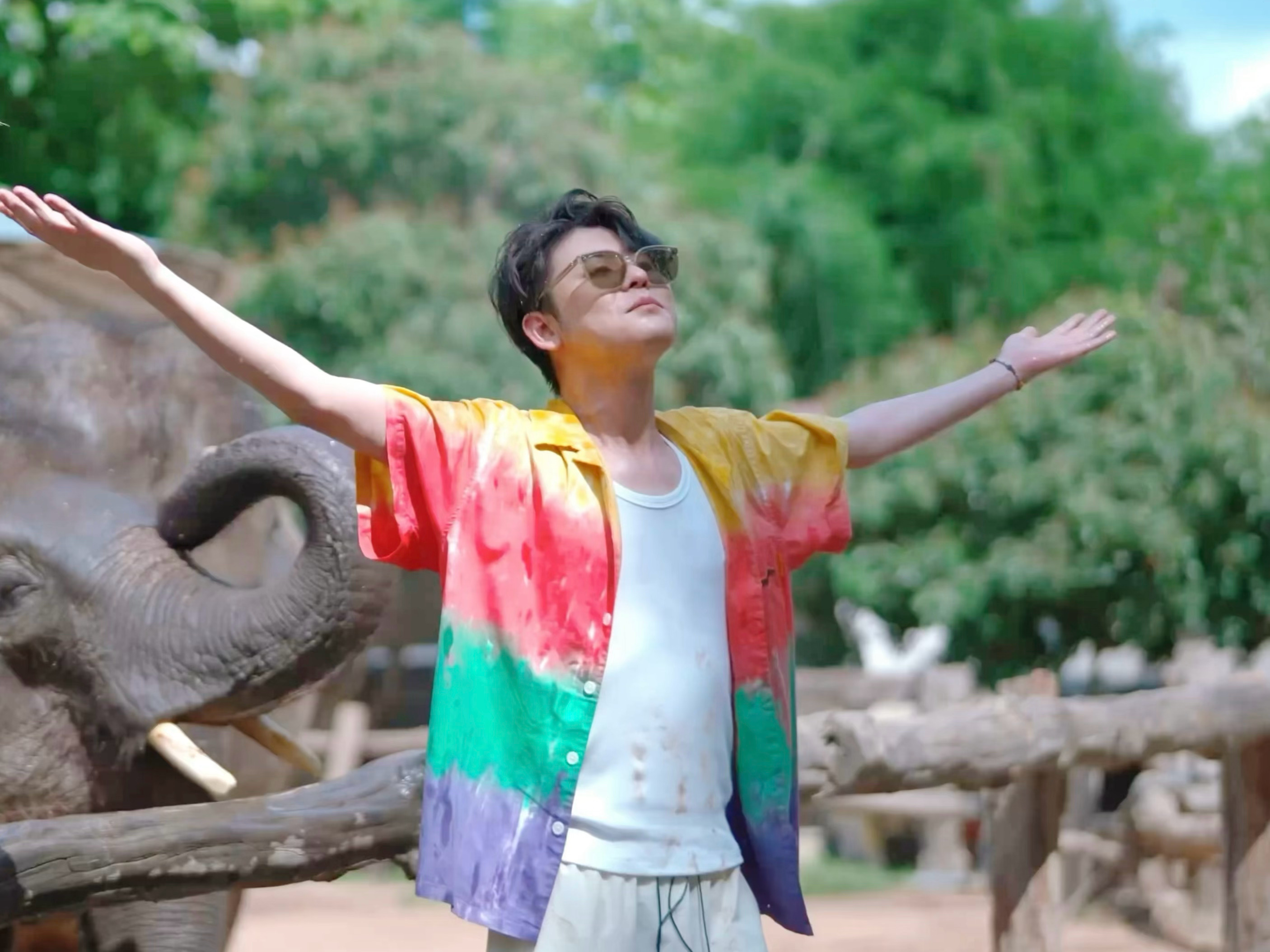 超带感闪光图鉴超话创作官 喜欢色彩斑斓的小辫鹅他还尝到🐘喷得水好咸啊