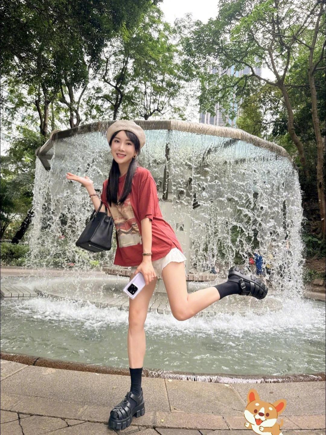 “海藻”李念活成了剧中她向往的样子。你能看出这是生了仨娃的人吗？瘦长的腿，白皙紧