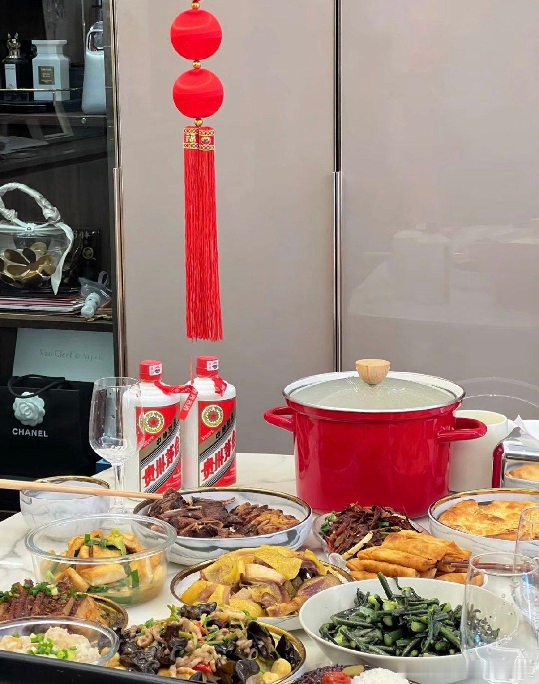 受够了被日历支配的日子，祝大家新年快乐，万事大吉，除夕夜快乐，新的一年有新的收获