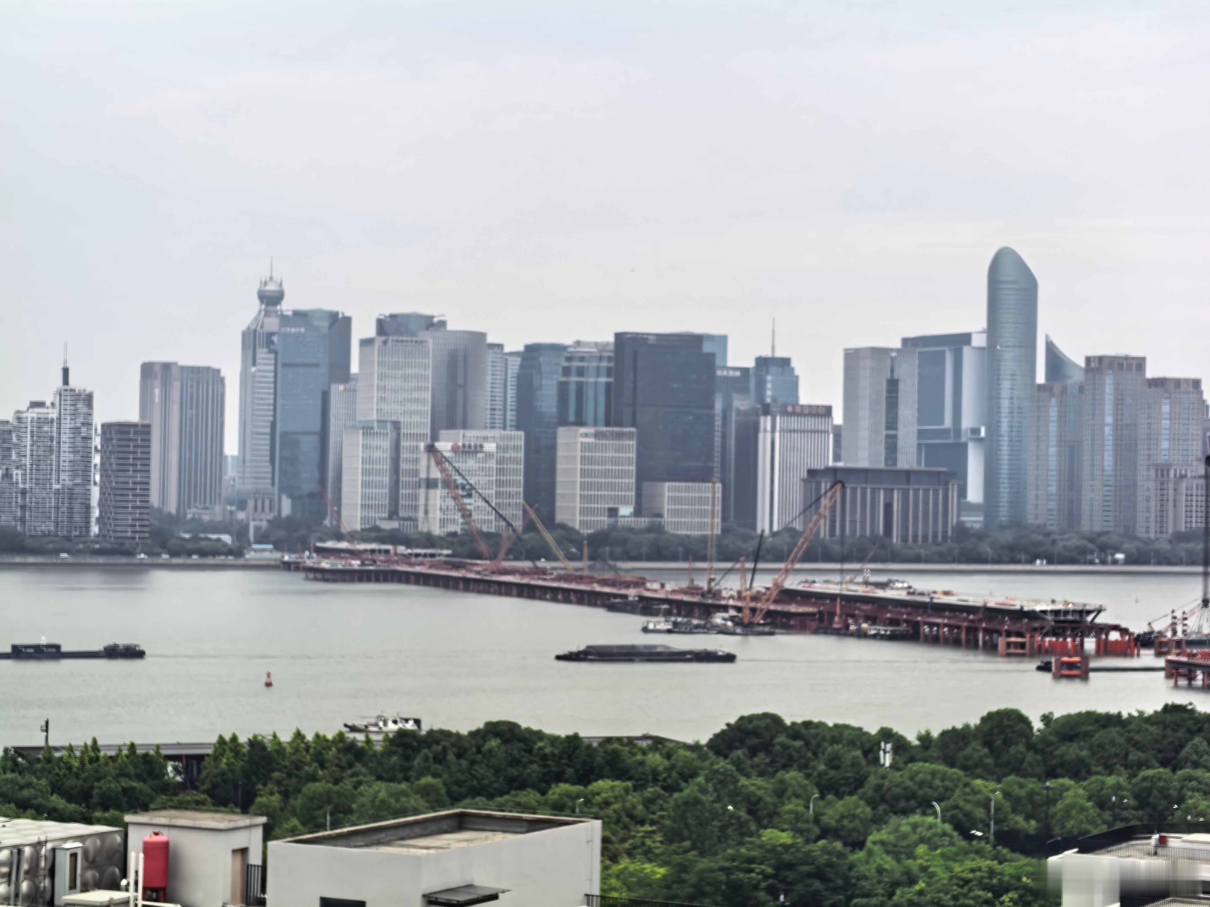 就这江景，二楼单价9w起，最贵西户17楼均价19.8w，同户型最高比最低贵一倍，